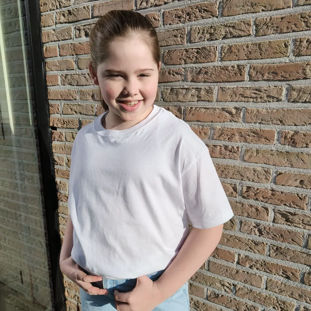 T-shirt wit kind vierkant.webp